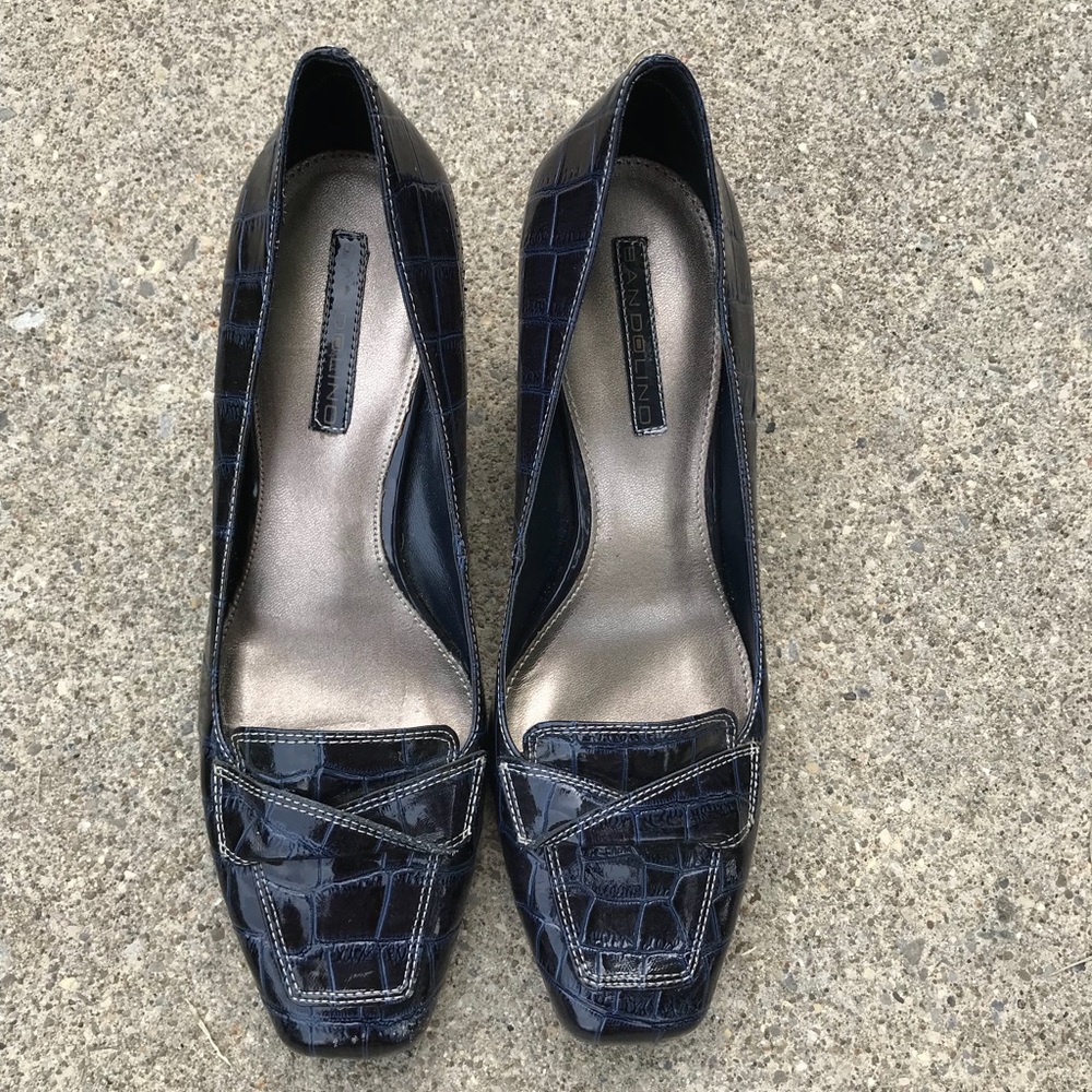 Navy blue croco pumps.